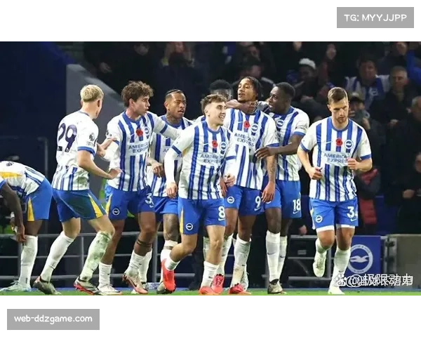 特写：雨中激战，水晶宫与布莱顿球员在泥泞场地上拼抢